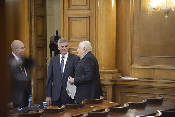 Стефан Янев, лидер на "Български възход" разговаря с Петър Кънев от БСП.