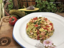 Тартар от сьомга с авокадо