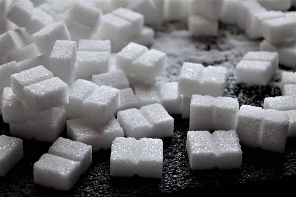Захарта пък води до запушване на порите и акне