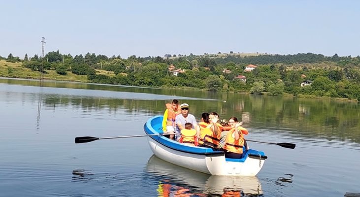 Екипът има две лодки, с които плават в язовир "Бистрица"