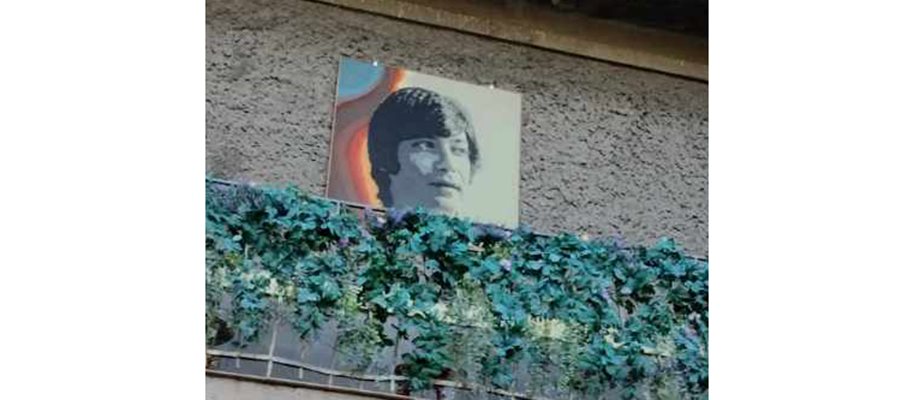 На балкона на Евгени се кипри портрет на Емил Димитров