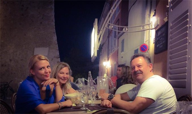 Димитър Цонев заедно със съпругата си Мариана и дъщеря им Деси вечерят в Сен Тропе. 