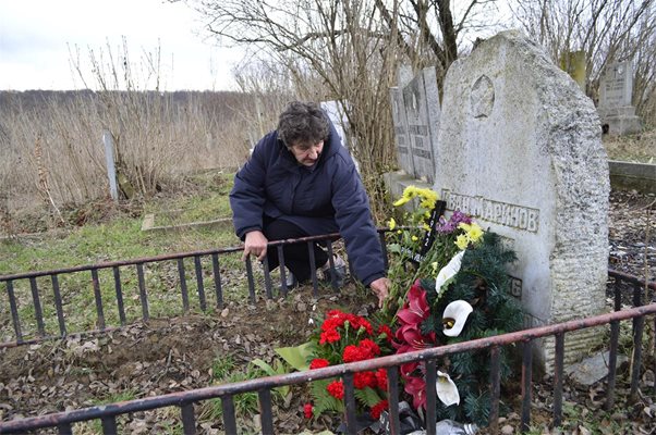 Иванка Тодорова на гроба на Мария Желева. В него са погребани и бащата на Мария, и тримесечният им син с Желю Желев. 
