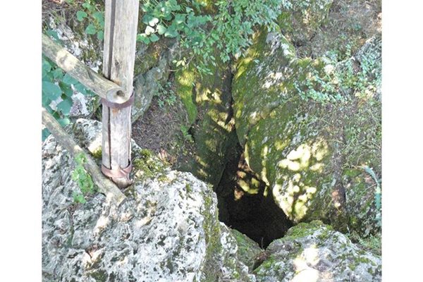 Кучешката дупка край Карлуково е пълна с мистерии.
СНИМКИ: АВТОРЪТ
