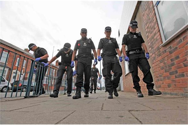 Полицаи оглеждат мястото в Бирмингам, където във вторник 3-ма мюсюлмани бяха убити от връхлетяла ги кола по време на безредиците.
СНИМКИ: РОЙТЕРС