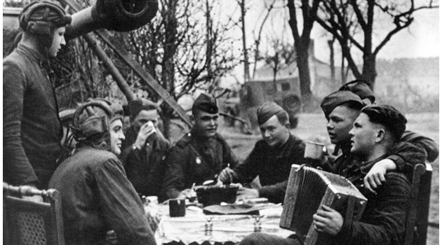 Как 42-ма съветски войници се натровиха с метилов спирт и загинаха "геройски в битка"