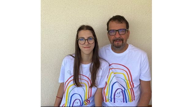 Ники Кънчев и дъщеря му Мари София облечени в тениските, които тя прави, за да помага на децата, подкрепяни от баща й.
СНИМКА: ЛИЧЕН АРХИВ