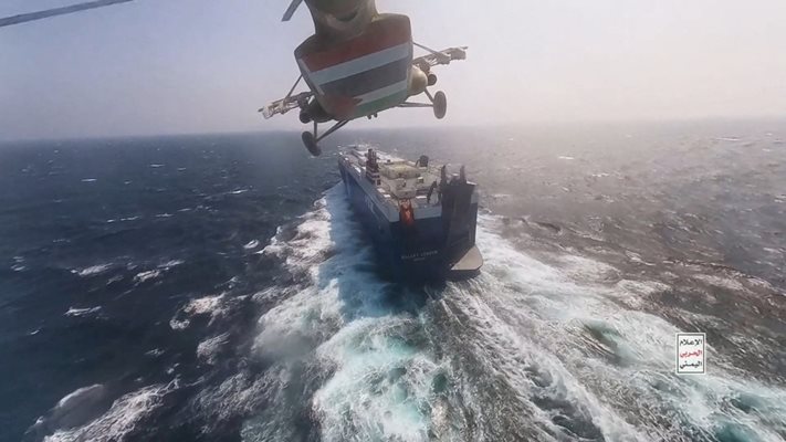 Военен хеликоптер на хутите лети над пленения кораб "Галакси лийдър" СНИМКА: Ройтерс
