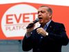 Паметник на Ердоган, който спира танк, бе издигнат в Турция