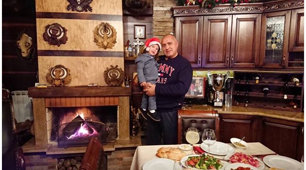 Бойко Борисов с внука си Бойко - джуниър. СНИМКИ: Фейсбук