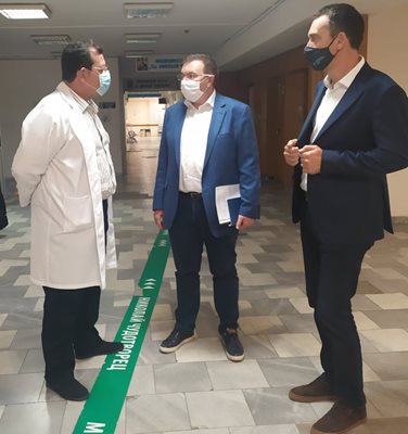 Министърът разгледа областната болница в Бургас и разговаря с работещите в отделенията по педиатрия, спешна помощ, неврология, инфекциозни болести. Снимки здравно министерство