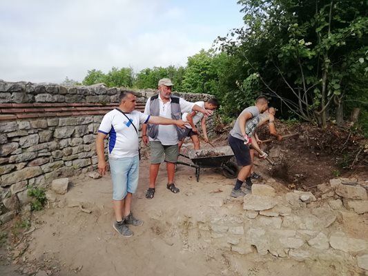 Археолозите проф. Николай Овчаров и Стефан Иванов по време на разкопките през това лято.