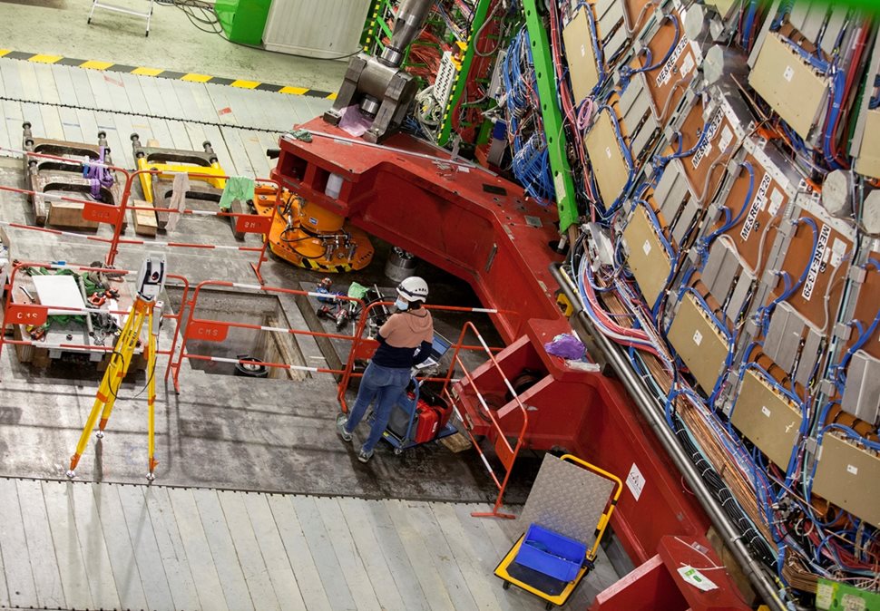 Ускорителят CMS в ЦЕРН е безценен за експериментите, но той помага на учените и да разработят нови по-малки и ефективни акселератори.