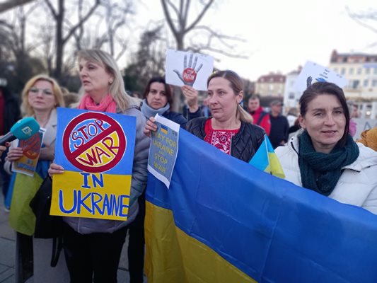 Оксана Заболотина (вляво) разказа какъв ужас преживяват сънародниците й.