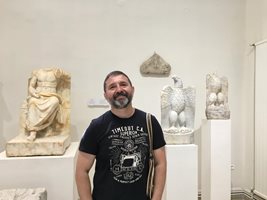 Стилиян Иванов е в музея на Дион,  който е недалеч от гроба на Орфей. На мястото му се е намирало древното прорицалище, предрекло световната и вечна слава на Александър Македонски.