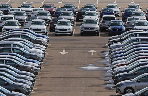 Цените на новите коли са се вдигнали с 10% за по-малко от година.

СНИМКА: РОЙТЕРС