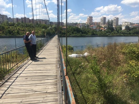 През август м.г. мъж сложи край на живота си, скачайки от моста, където се опита да се самоубие и 52-годишна кърджалийка. СНИМКА: АРХИВ