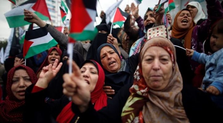 Палестински жени протестират срещу решението на Тръмп СНИМКА: Ройтерс