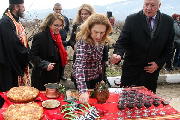 Вицепремиерът Марияна Николова и кметът Здравко Димитров опитаха от отбраните вина. Снимки: Евгени Цветков