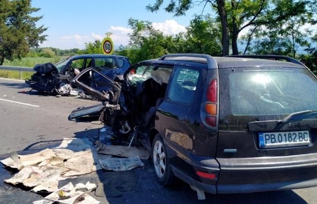 Фиат и Тойота се блъснаха челно край Пловдив, един загина, а трима са тежко ранени.