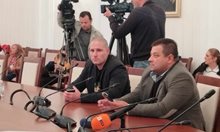Скандал между депутати, изслушващи ютюбър в НС, гледат видеото му за Алексей Петров