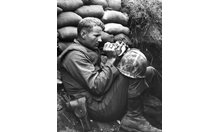 Войник храни коте с капкомер по време на ВСВ
