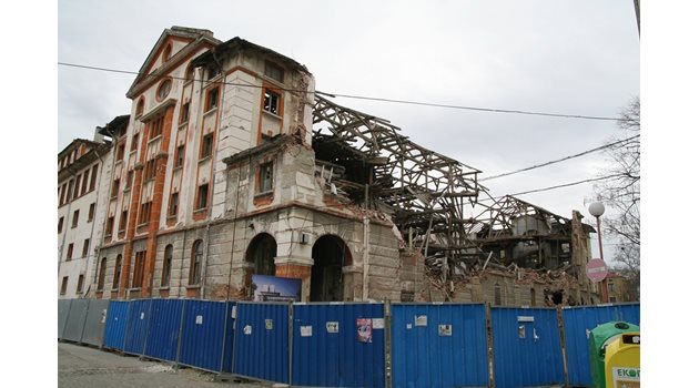 Година и осем месеца складът на ул. "Одрин" 8 в Пловдив изглежда така.