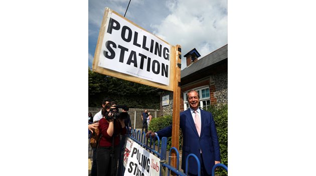 Найджъл Фараж пристига да гласува за Европарламент в избирателна секция в Бигин Хил.  СНИМКА: РОЙТЕРС