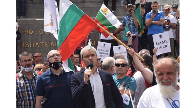 Лидерът на “Възраждане” Костадин Костадинов (с микрофона) бе организатор на протеста.

