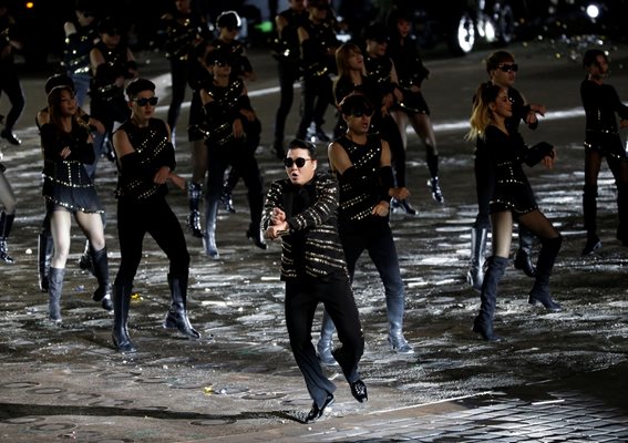Хитът Gangnam Style превърна Сай в суперзвезда точно преди десетилетие.