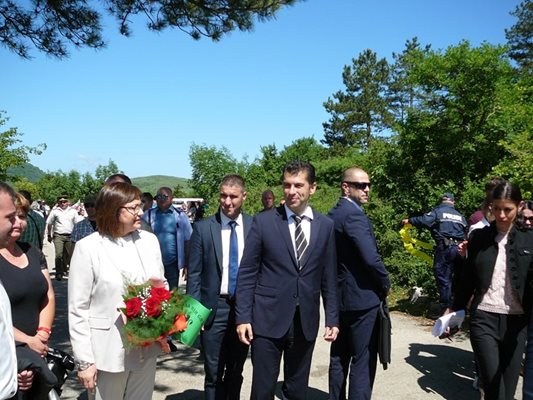 Премиерът Кирил Петков и вицепремирът Корнелия Нинова се качиха на връх Околчица.