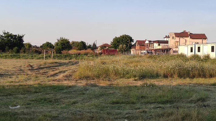 След футболната пауза тревата е избуяла. Игрището (вляво) току-що е окосено. След събиране на тревата и повторения на упражненията “косене” и “поливане” в продължение на месец теренът отново ще позеленее и ще стане готов за футбол. Вдясно са съблекалните, качени по-високо след наводненията. Останала е да се окоси и тревата пред тях.