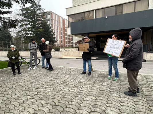 Сподвижниците на Манол Пейков пред хотела на Гергов.