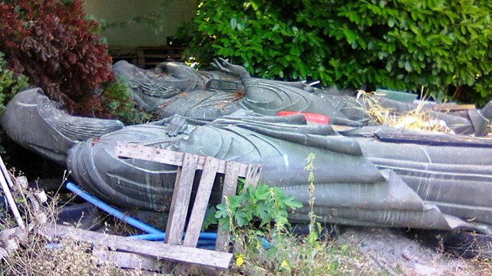 ГРОЗНО! Македонци изхвърлиха паметник на Кирил и Методий
