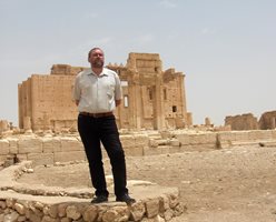 Проф. Николай Овчаров пред Храма на Юпитер в Палмира по време на работата ми там през 2007 г. СНИМКА: ЛИЧЕН АРХИВ