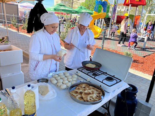 Чевръсти майсторки пържат мекици.