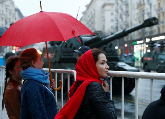 Стотици жители на столицата на Русия проследиха репетицията. СНИМКИ: Ройтерс