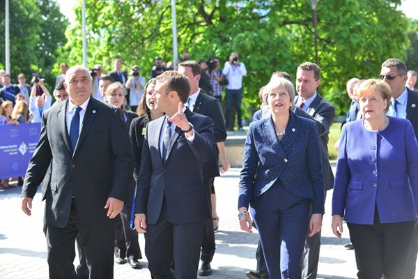 Българският премиер Бойко Борисов, френският президент Еманюел Макрон, премиерът на Великобритания Тереза Мей и канцлерът на Германия Ангела Меркел вървят по Моста на влюбените към НДК за срещата на върха на ЕС, чийто домакин през май беше София.  СНИМКА: ЙОРДАН СИМЕОНОВ