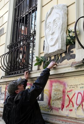 Барелефът на Джон Ленън, когато все още стоеше на сградата на Нотариата в София. СНИМКА: “24 ЧАСА”