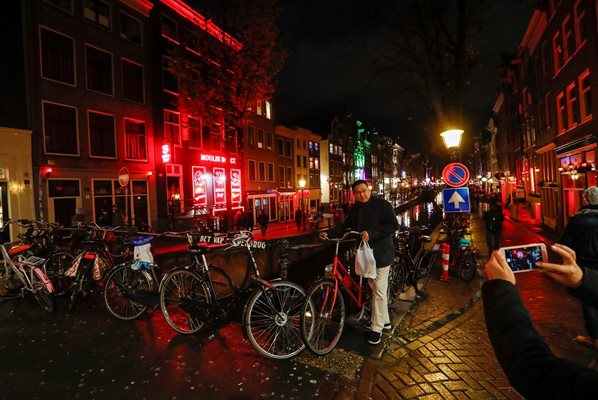Властите в Амстердам искат да премахнат и употребата на названието “Квартал на червените фенери” като го заменят с историческото име “Де Вален”.