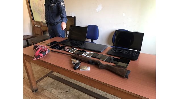 Част от крадените вещи, сред които и оръжие. Снимки:ОД МВР Бургас