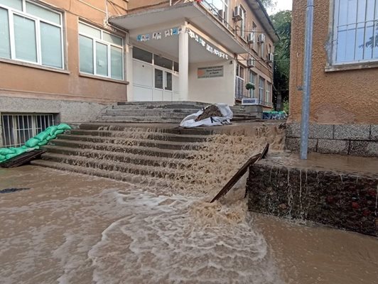 Гимназията по жп транспорт в Карлово беше наводнена в края на август след преливането на дерето "Меден дол".