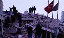 Издирват затрупана майка с трите й деца под руините на рухнал блок в Турция