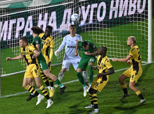 Футболистите на "Ботев" (Пд) с "жълто-черни" екипи сътвориха сензацията на кръга.


Снимки: Орлин Цанев