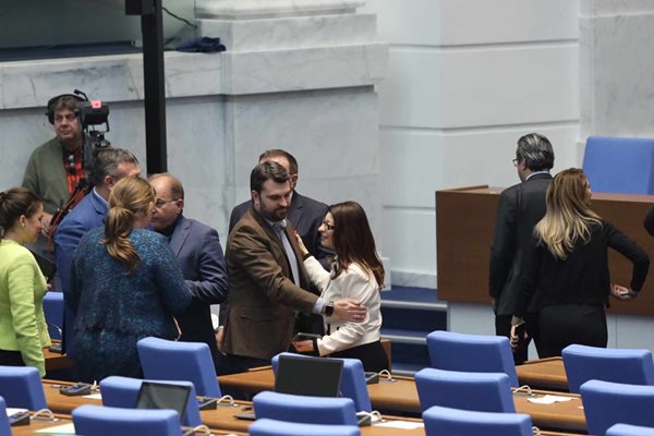 Георг Георгиев и други колеги поздравяват Десислава Атанасова след избирането й за конституционен съдия