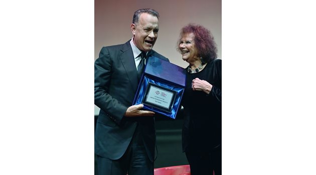 Клаудия Кардинале връчи наградата за кариера на Том Ханкс на специална церемония. СНИМКИ: АРХИВ