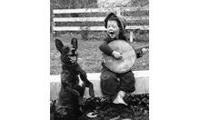 Малко момиче свири за своето куче