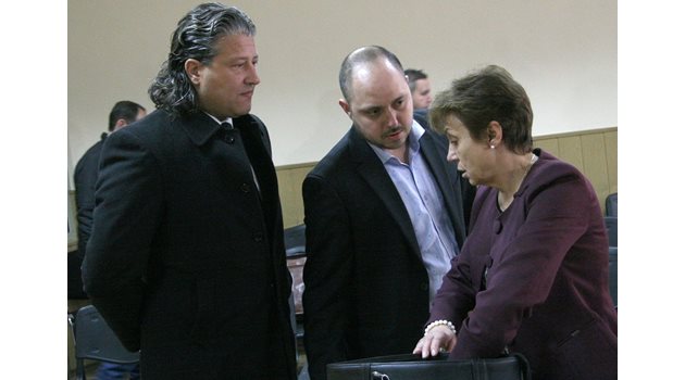 Александър Николич (вляво) и Георги Бранеков със своята адвокатка Розалина Апостолова. Снимки: Евгени Цветков
