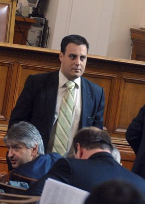 Костадин Язов като депутат в 41-ото Народно събрание. Повече не повтори мандат, а след това го свалиха и от лидерския пост на ГЕРБ в район "Южен".