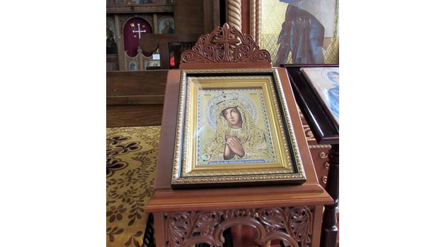 Дарената от Украйна чудотворна икона “Св. Богородица Скърбяща Кременецка”